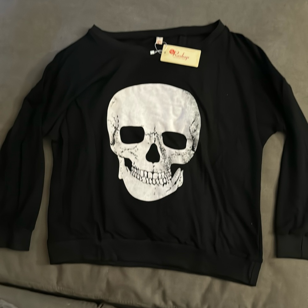 NWT skull screw neck sweat shirt